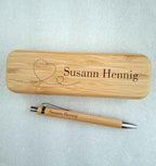 Schreibset mit Gravur – Personalisierter Holzkugelschreiber mit Holzbox | Edles Geschenk aus Bambus - AC Designs