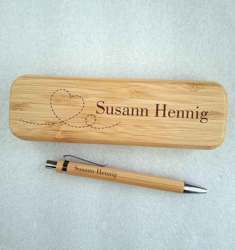 Schreibset mit Gravur – Personalisierter Holzkugelschreiber mit Holzbox | Edles Geschenk aus Bambus - AC Designs