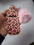 Stylisches Schlüsselband aus Neopren mit Lippenstifthalter & Pom Pom – Animalprint in Rosa/Pink - AC Designs