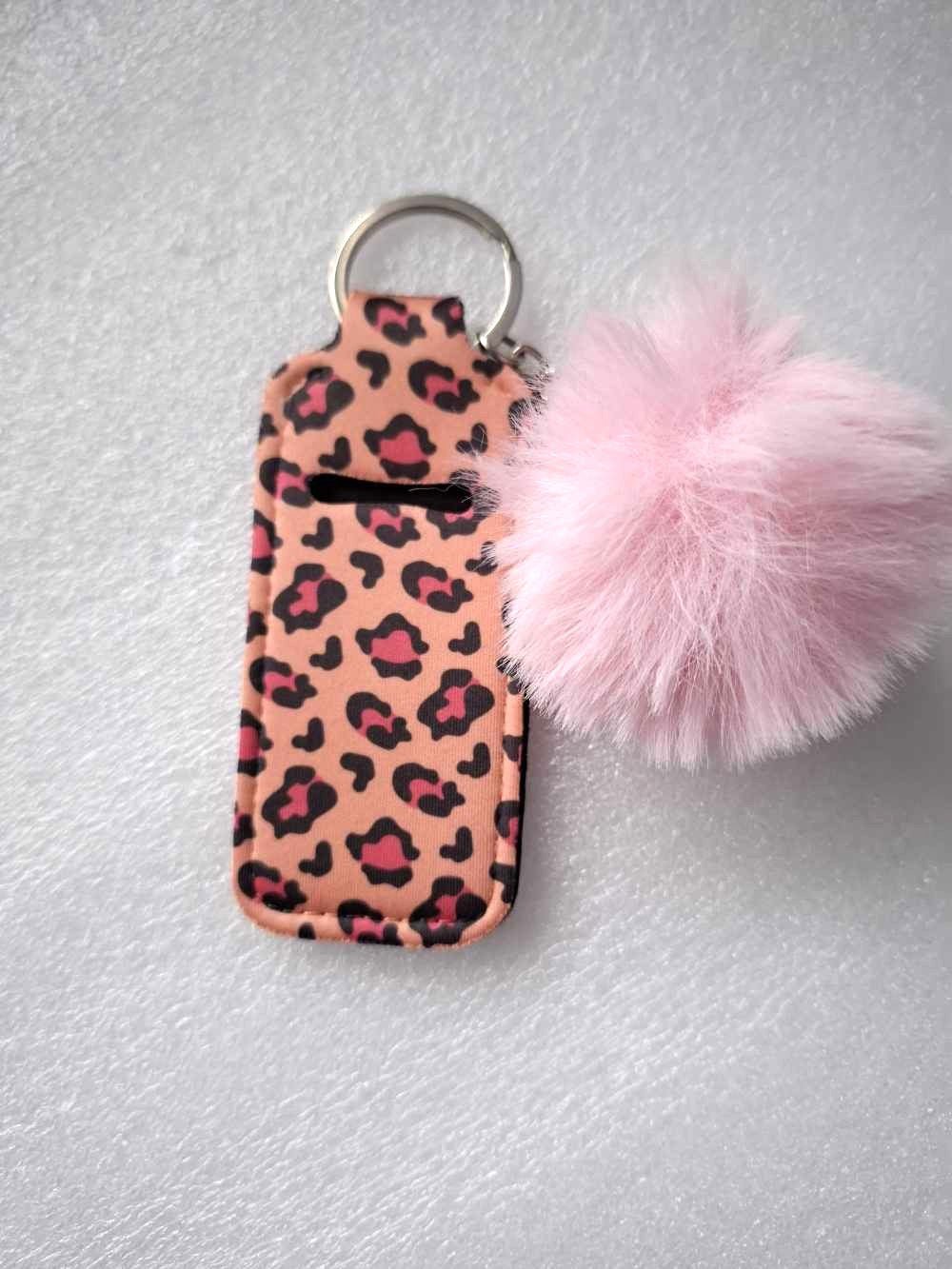 Stylisches Schlüsselband aus Neopren mit Lippenstifthalter & Pom Pom – Animalprint in Rosa/Pink - AC Designs