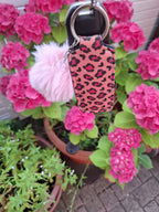 Stylisches Schlüsselband aus Neopren mit Lippenstifthalter & Pom Pom – Animalprint in Rosa/Pink - AC Designs