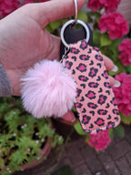 Stylisches Schlüsselband aus Neopren mit Lippenstifthalter & Pom Pom – Animalprint in Rosa/Pink - AC Designs
