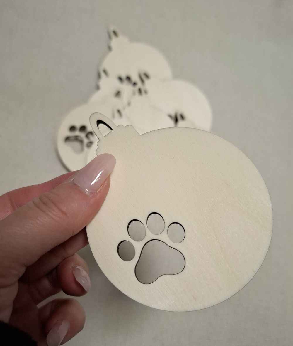 Weihnachtskugel aus Holz mit Katzenpfoten-Abdruck – Lasergeschnittenes Sperrholz-Ornament zum Bemalen (7,5 x 9,5 cm) - AC Designs