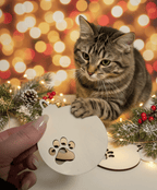 Weihnachtskugel aus Holz mit Katzenpfoten-Abdruck – Lasergeschnittenes Sperrholz-Ornament zum Bemalen (7,5 x 9,5 cm) - AC Designs