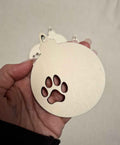 Weihnachtskugel aus Holz mit Pfotenabdruck – Laser­geschnittenes Sperrholz-Ornament zum Bemalen (7,5 x 9,5 cm) - AC Designs