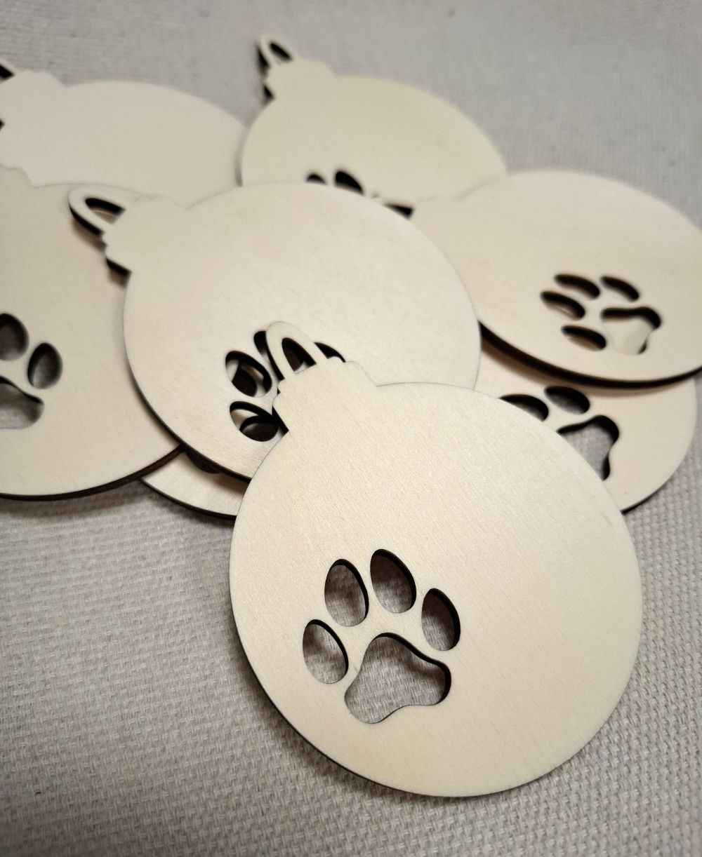 Weihnachtskugel aus Holz mit Pfotenabdruck – Laser­geschnittenes Sperrholz-Ornament zum Bemalen (7,5 x 9,5 cm) - AC Designs