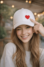 Weißes 6 - Panel Cap mit rotem Herz - Patch – hochwertig bestickt & nachhaltig - AC Designs