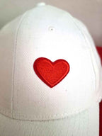Weißes 6 - Panel Cap mit rotem Herz - Patch – hochwertig bestickt & nachhaltig - AC Designs