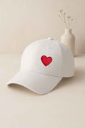 Weißes 6 - Panel Cap mit rotem Herz - Patch – hochwertig bestickt & nachhaltig - AC Designs