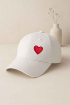 Weißes 6 - Panel Cap mit rotem Herz - Patch – hochwertig bestickt & nachhaltig - AC Designs