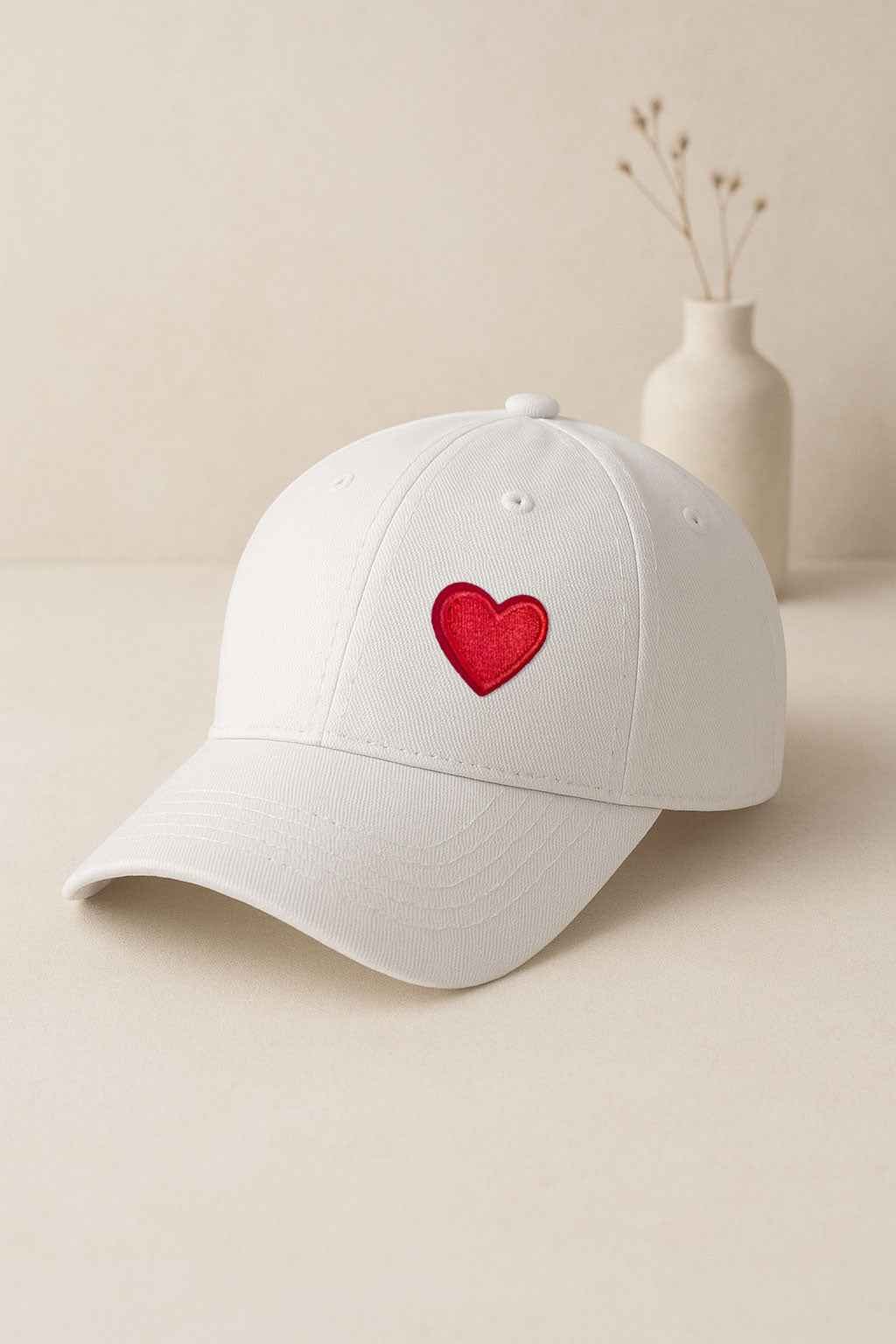 Weißes 6 - Panel Cap mit rotem Herz - Patch – hochwertig bestickt & nachhaltig - AC Designs